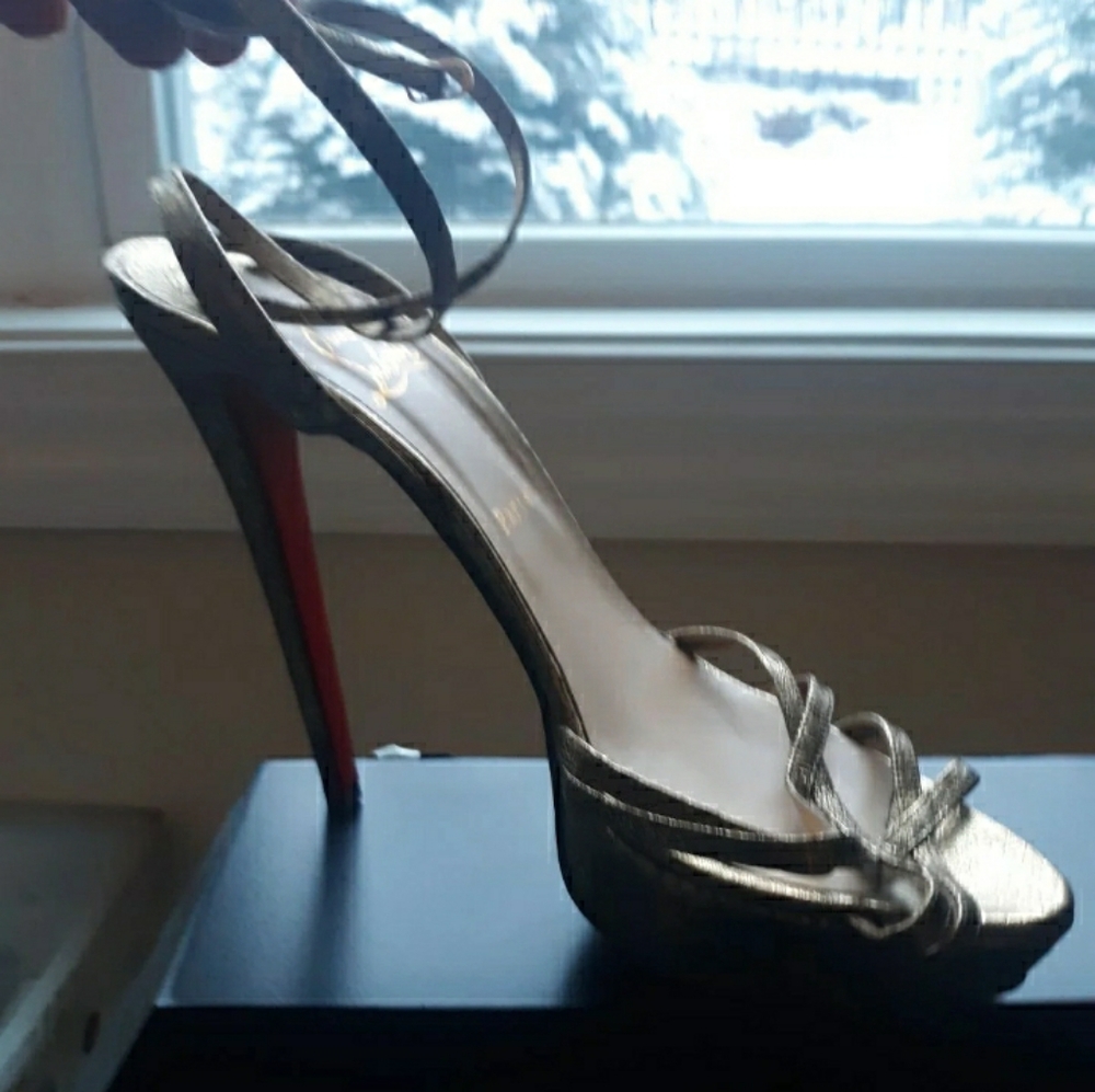 Like new christian louboutin heels - Picture 2 of 10